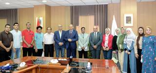 Le Président de l'Université de Mansoura rencontre les étudiants acceptés dans le programme de bourses universitaires de l'USAID