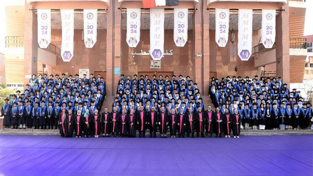 Le président de l’Université de Mansoura assiste à la remise des diplômes de la 14ᵉ promotion du programme Mansoura-Manchester pour l’enseignement médical