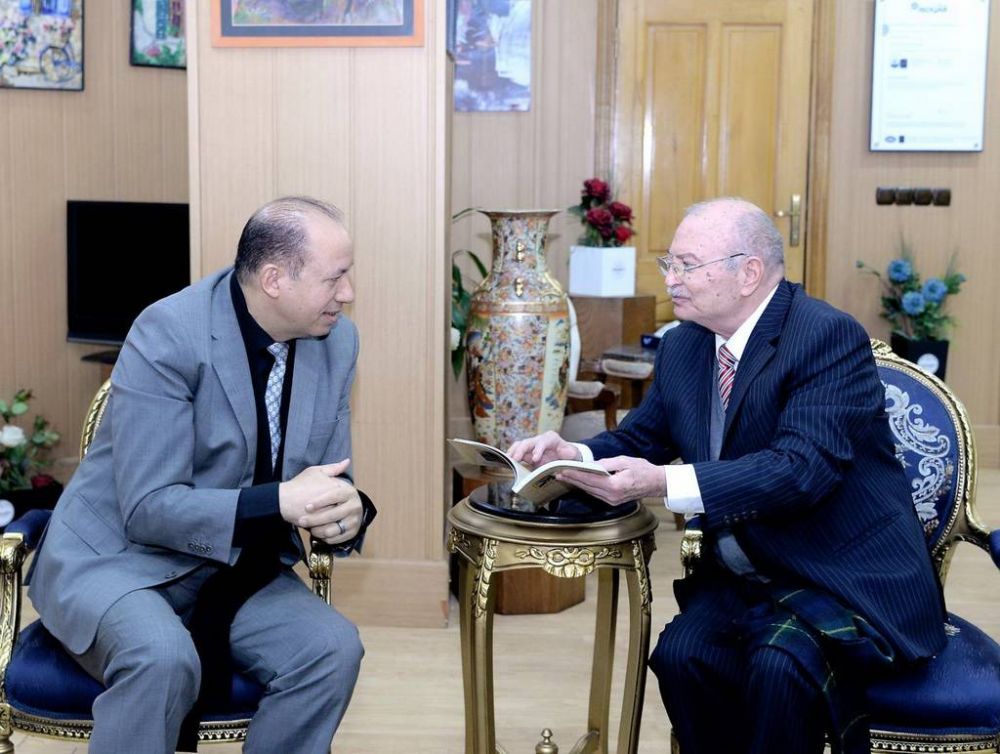 Lors d'une visite amicale, le Pr Ahmed Amin Hamza, ancien président de l'Université de Mansoura, présente au président de l'Université de Mansoura son autobiographie