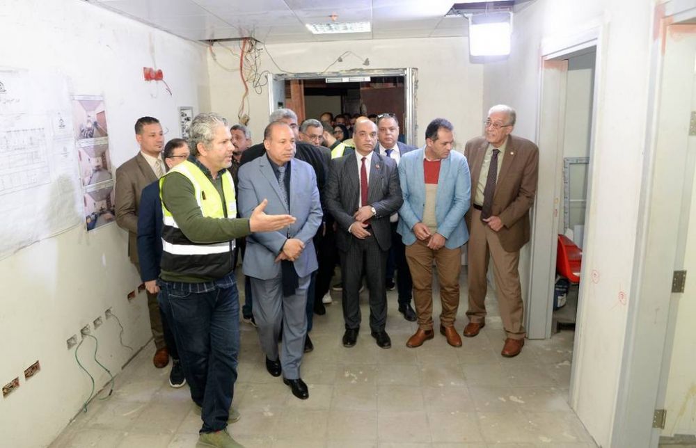 رئيس جامعة المنصورة يُتابع تنفيذ الأعمال بالمشروعات الطبية 