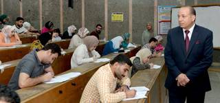 Le président de l’Université de Mansoura inspecte les commissions d’examen des facultés de droit, de médecine dentaire, d’ingénierie et de médecine vétérinaire