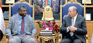 رئيس جامعة المنصورة يستقبل وزير الصحة بدولة جامبيا خلال مشاركته في المؤتمر الدولي لقسم الأمراض النفسية