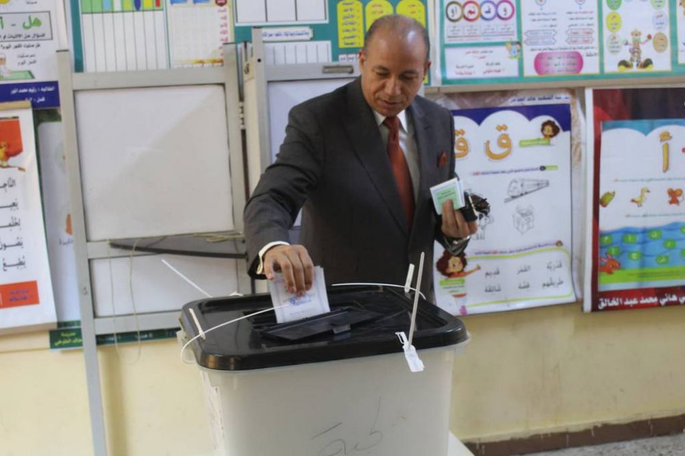 رئيس جامعة المنصورة يُدلي بصوته في انتخابات مجلس النواب 2025