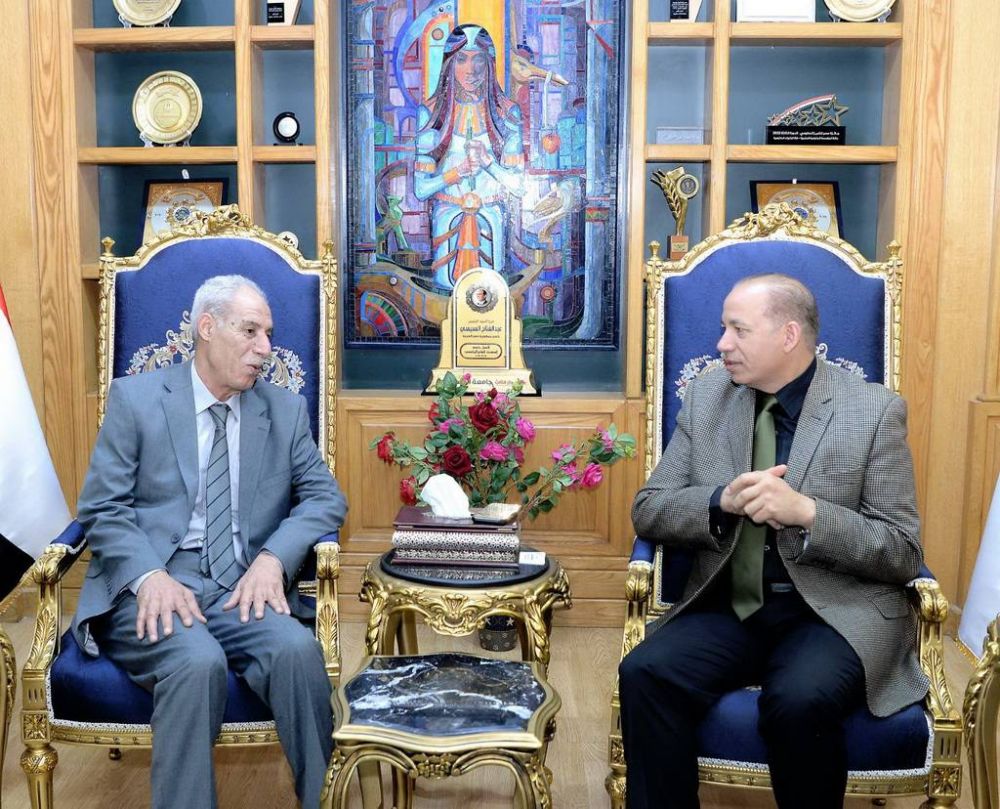 Le président de l'université de Mansoura reçoit le vice-président de l'université Al al-Bayt en Jordanie pour discuter des perspectives de coopération académique conjointe.