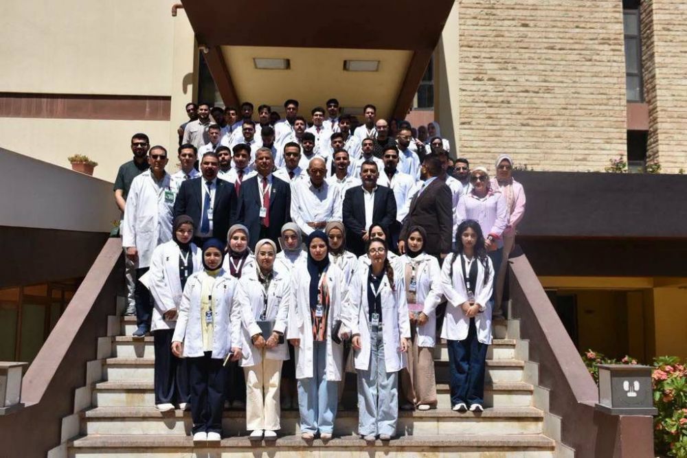 ضمن برنامج التدريب الصيفي الدولي.. طلبة جامعة العين العراقية يلتقون رائد زراعة الكلى العالمي الدكتور محمد غنيم بجامعة المنصورة
